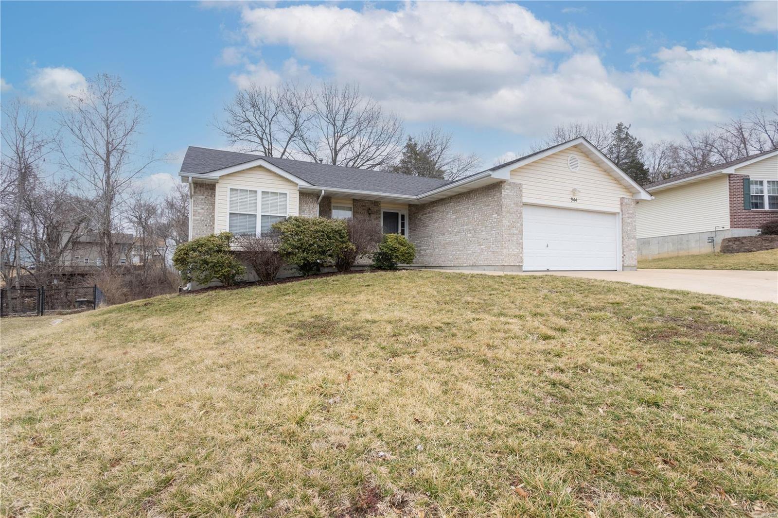 944 Falcon Drive Property Photo 1