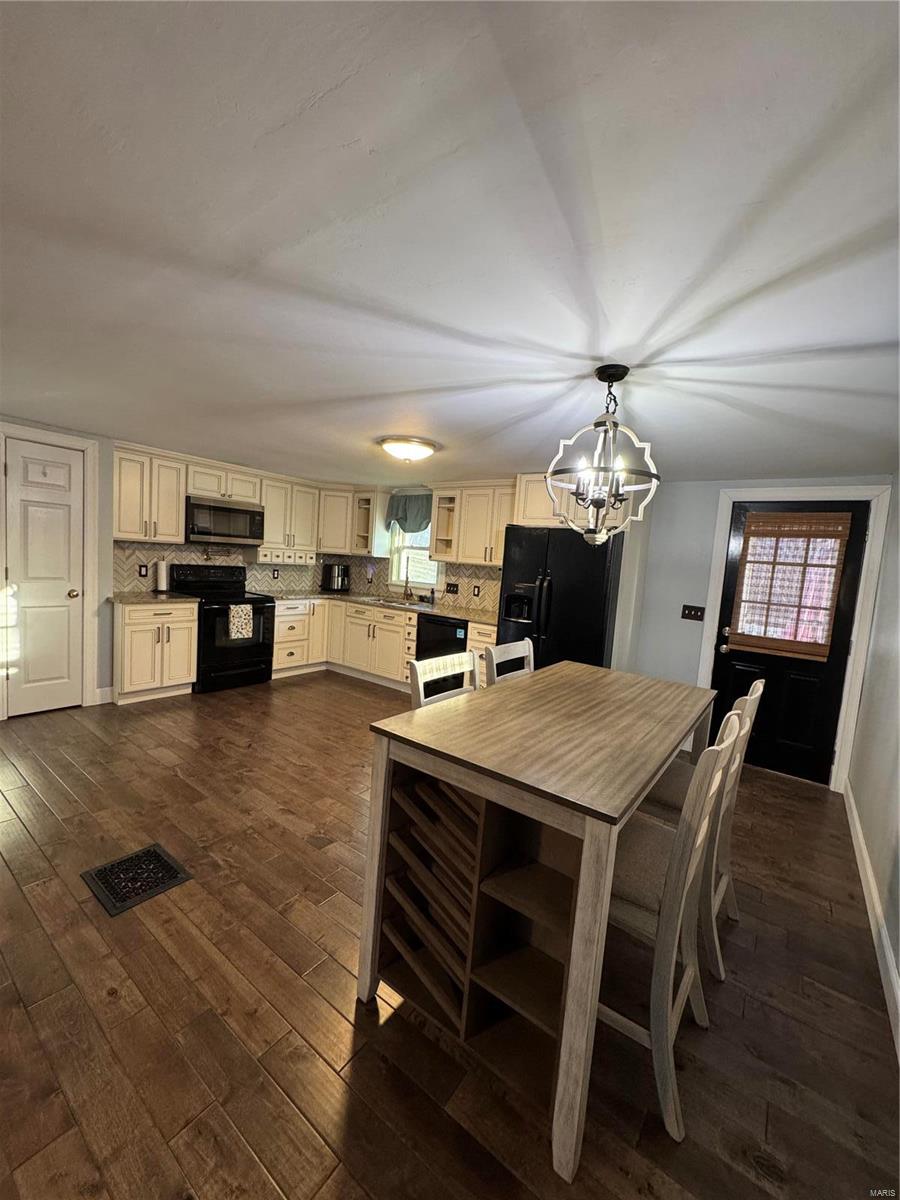 211 Tanglewood Drive Property Photo 13