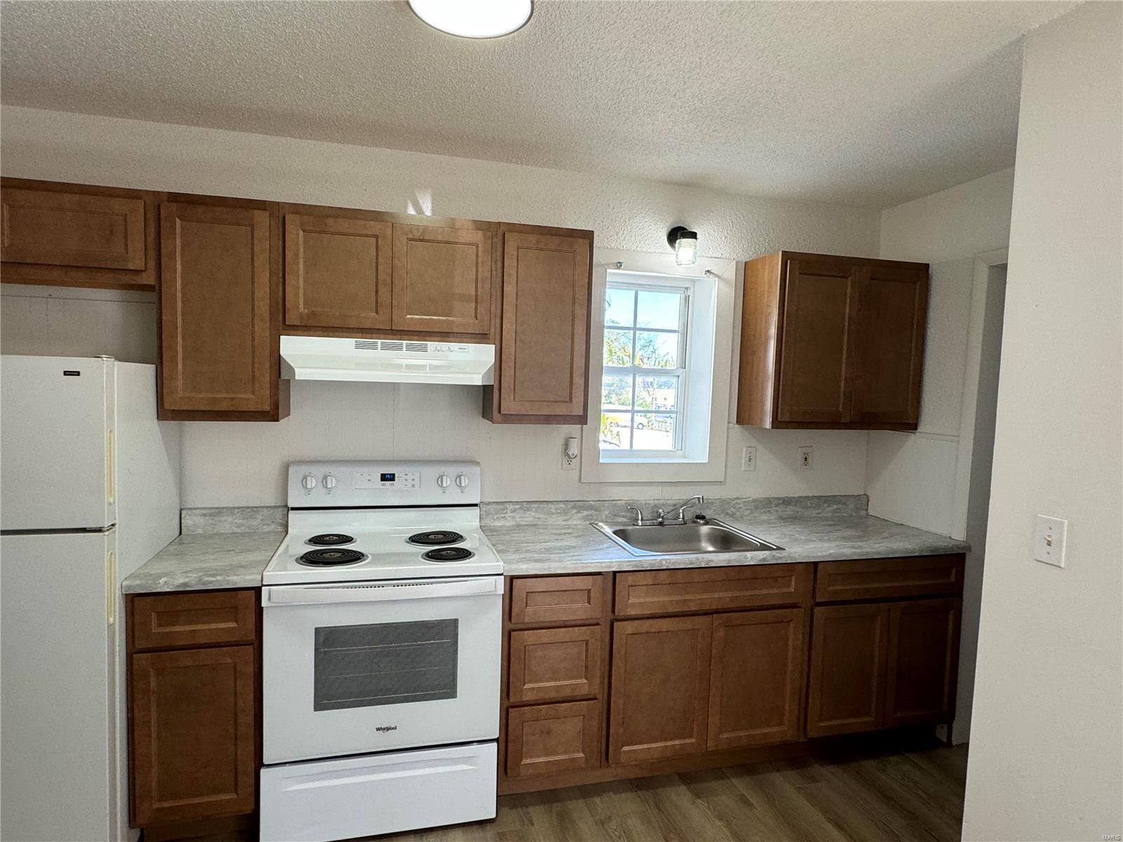 215 E Cherry Street 6 Property Photo 3