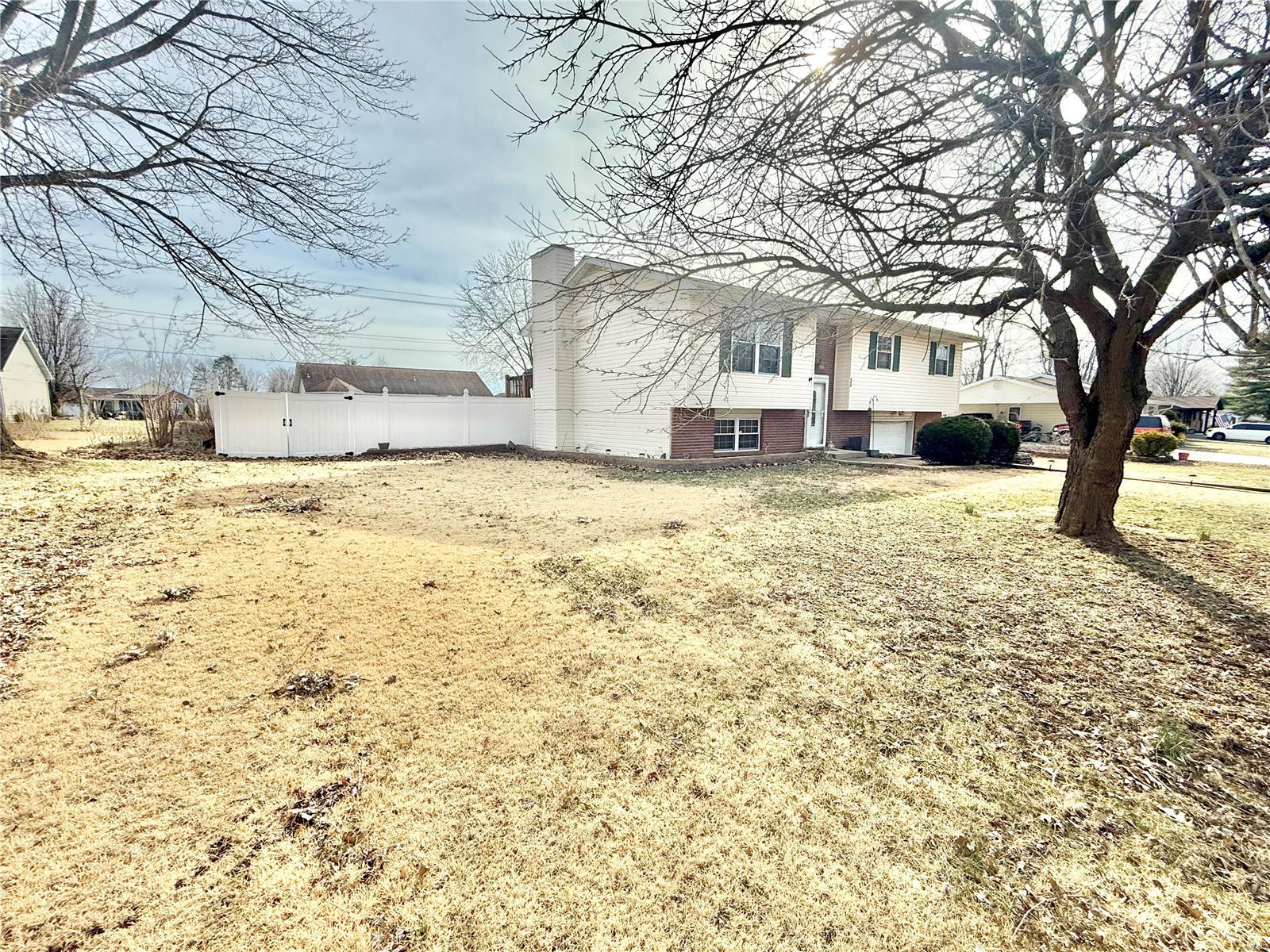 542 Oak Street Property Photo 4