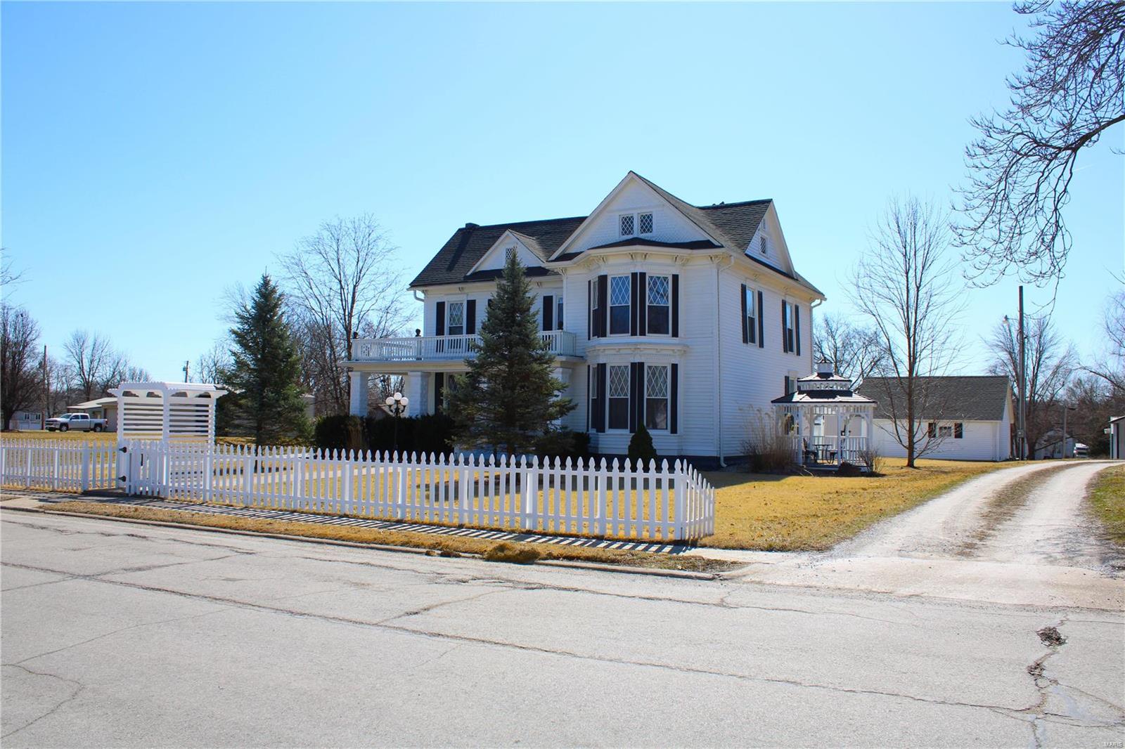327 W. Locust St. Property Photo 6