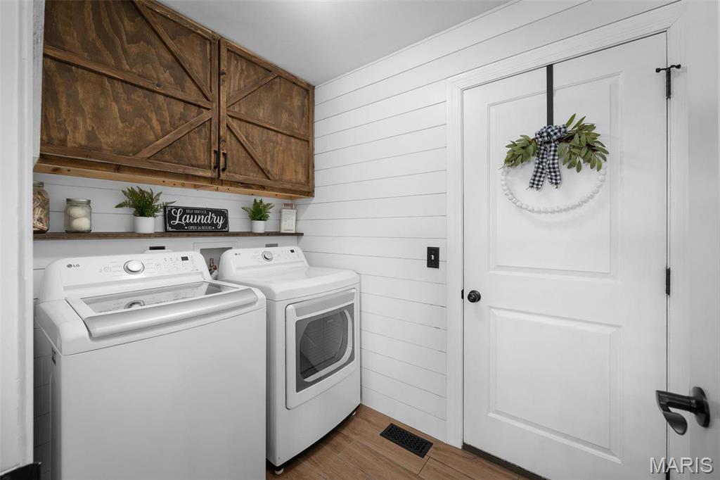 222 Hartford Glen Court Property Photo 25
