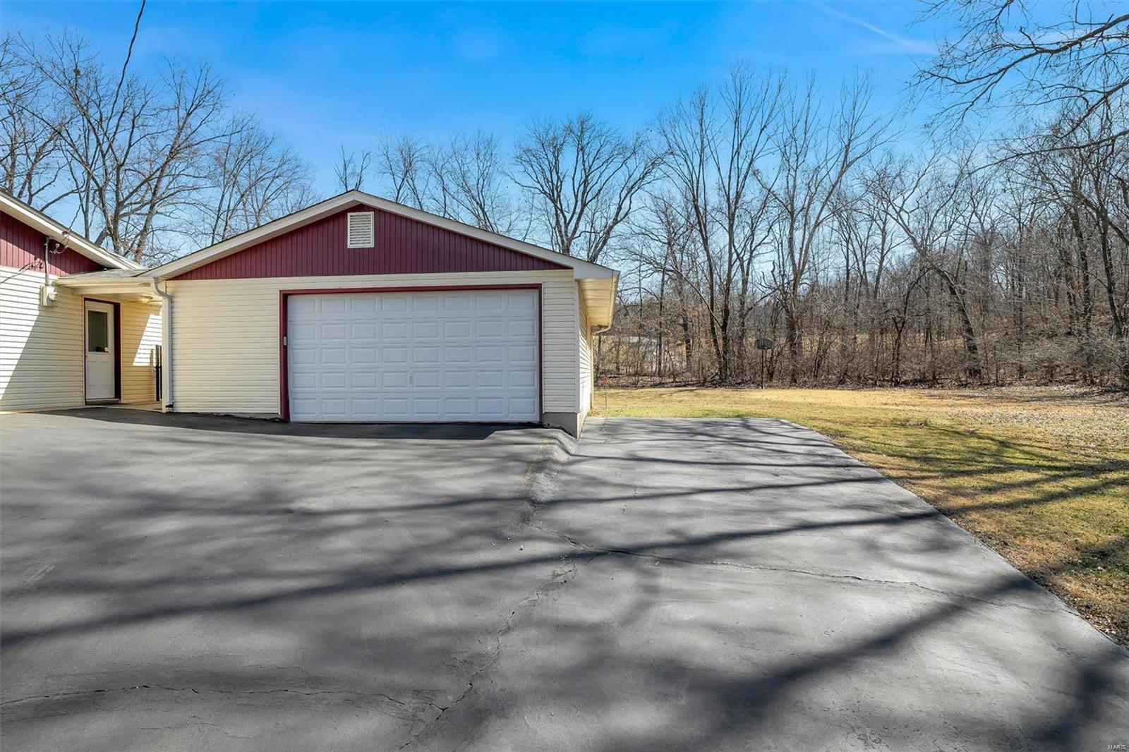 6072 Kingsway Property Photo 3