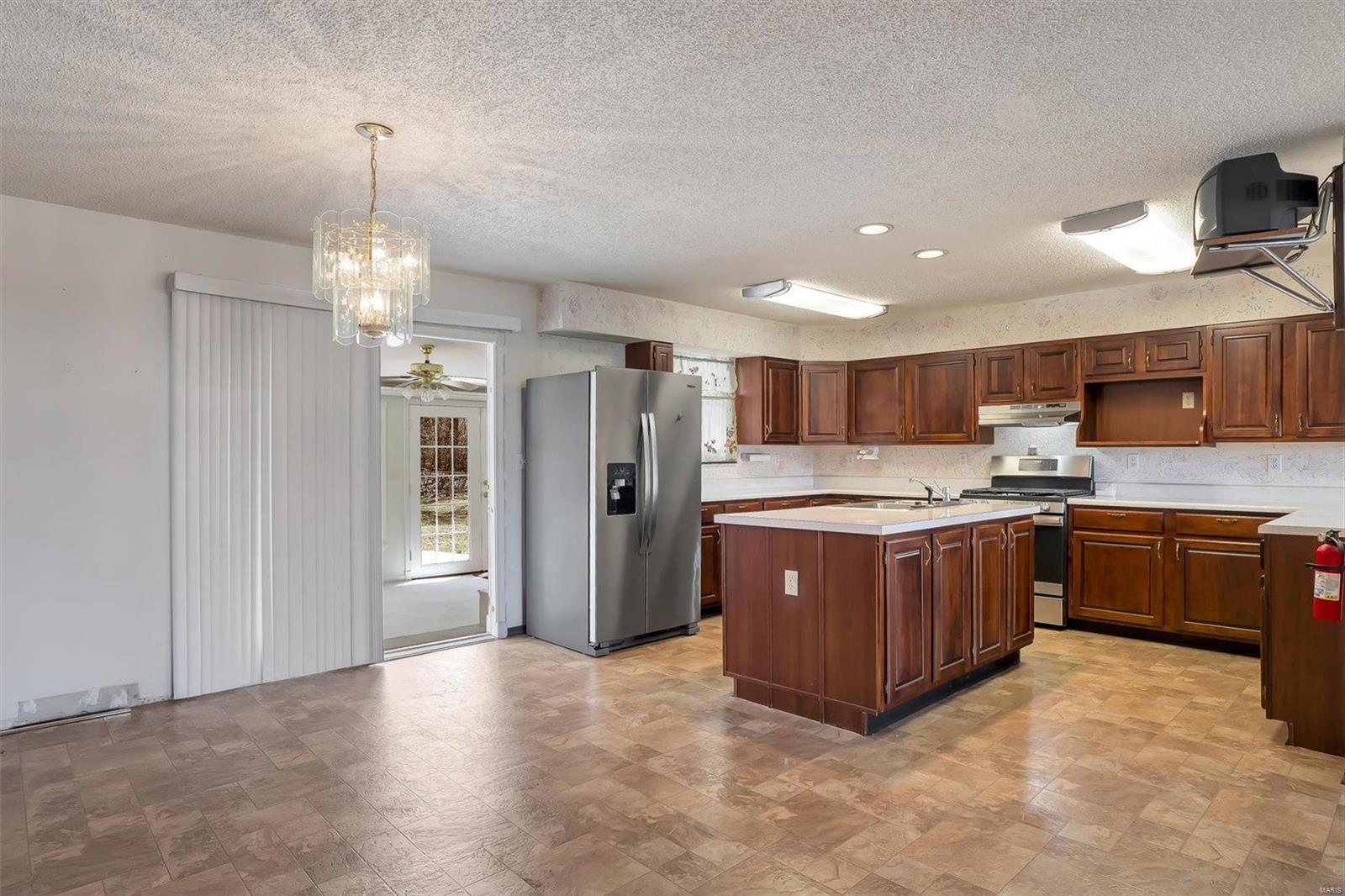 6072 Kingsway Property Photo 11