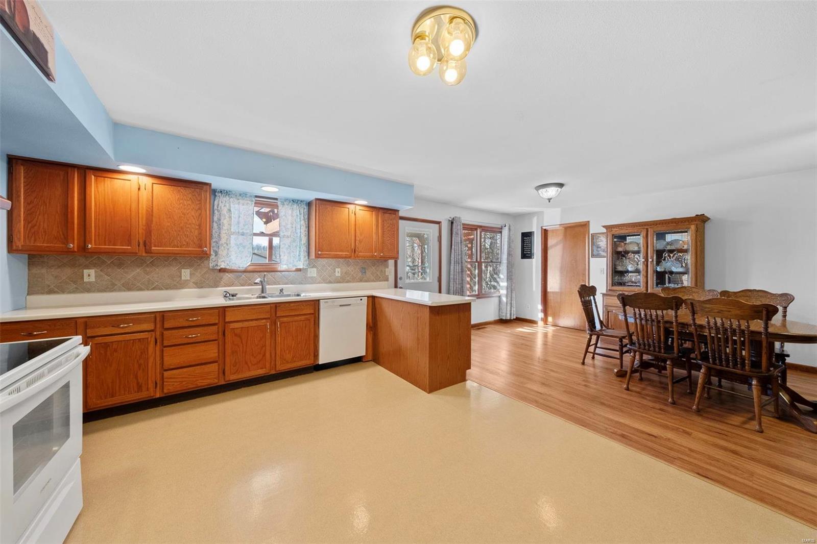 270 Mervin Street Property Photo 6
