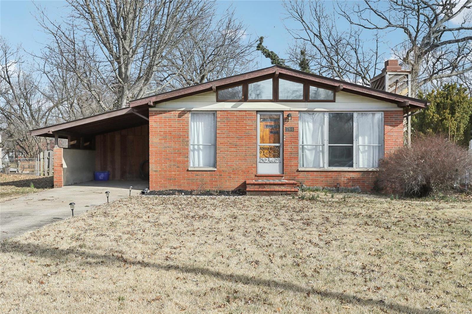 784 E Woodland Drive Property Photo 1