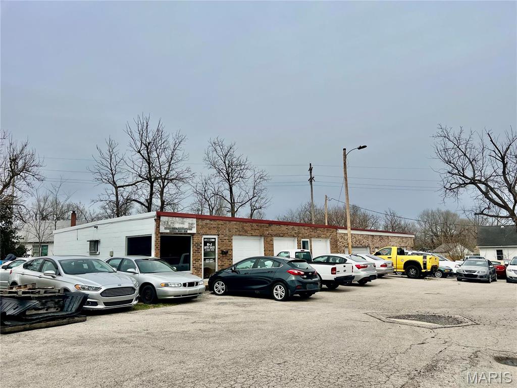 411 E Commercial Street Property Photo 1