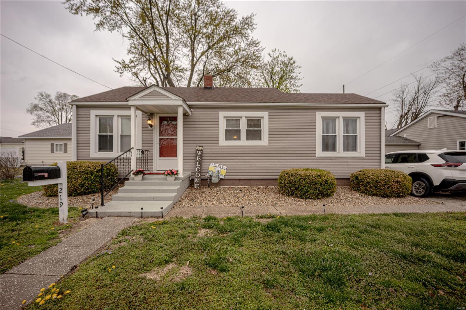 219 W County Road Property Photo