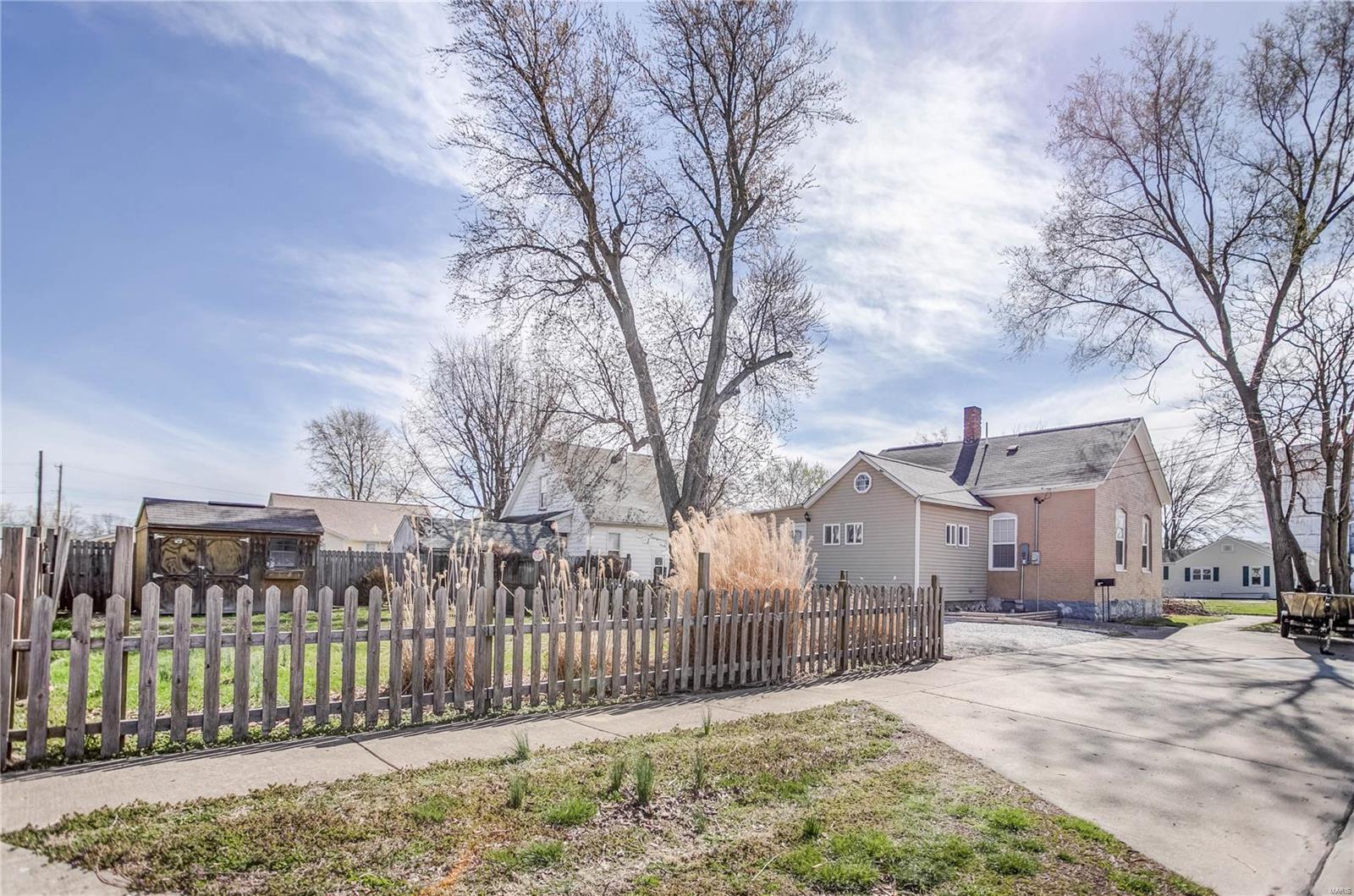 401 E Carpenter Street Property Photo
