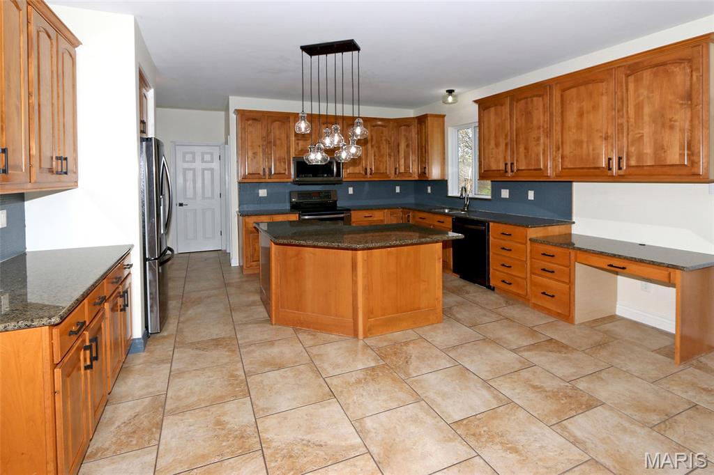 221 Stoneledge Court Property Photo 7