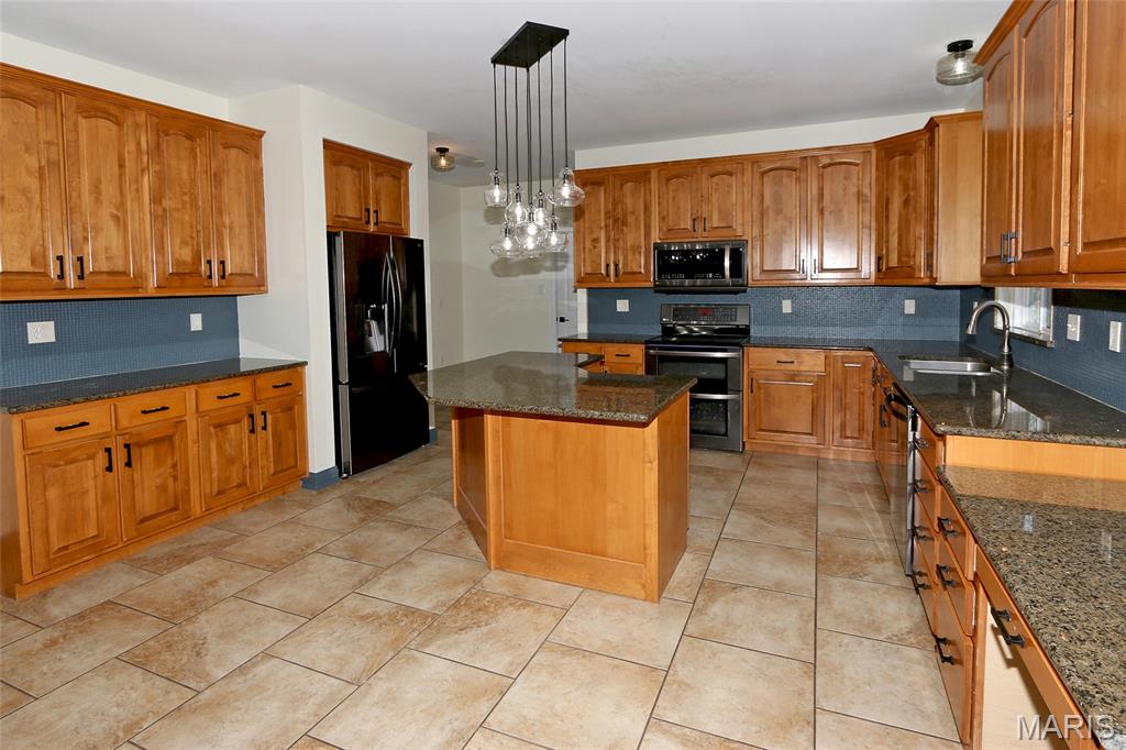 221 Stoneledge Court Property Photo 9