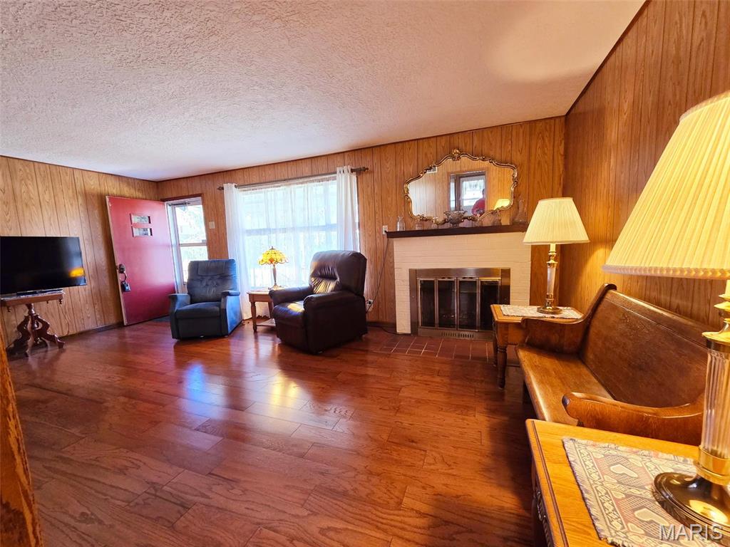916 Sommerfield Drive Property Photo 2