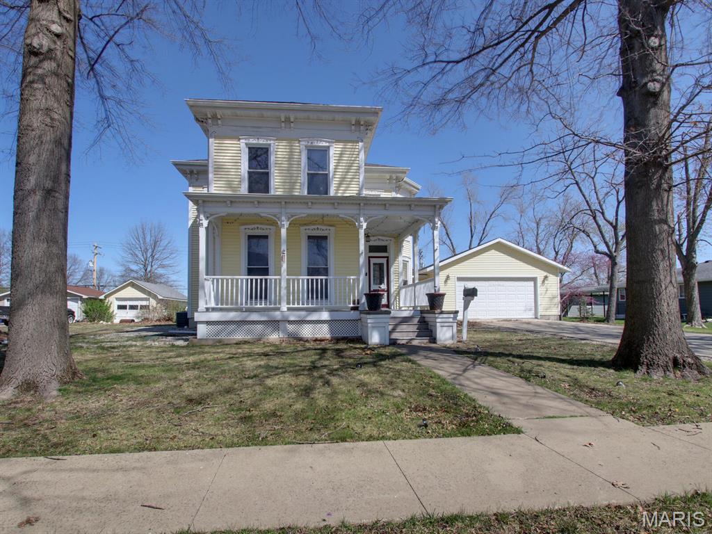 533 W Commercial Street Property Photo 1