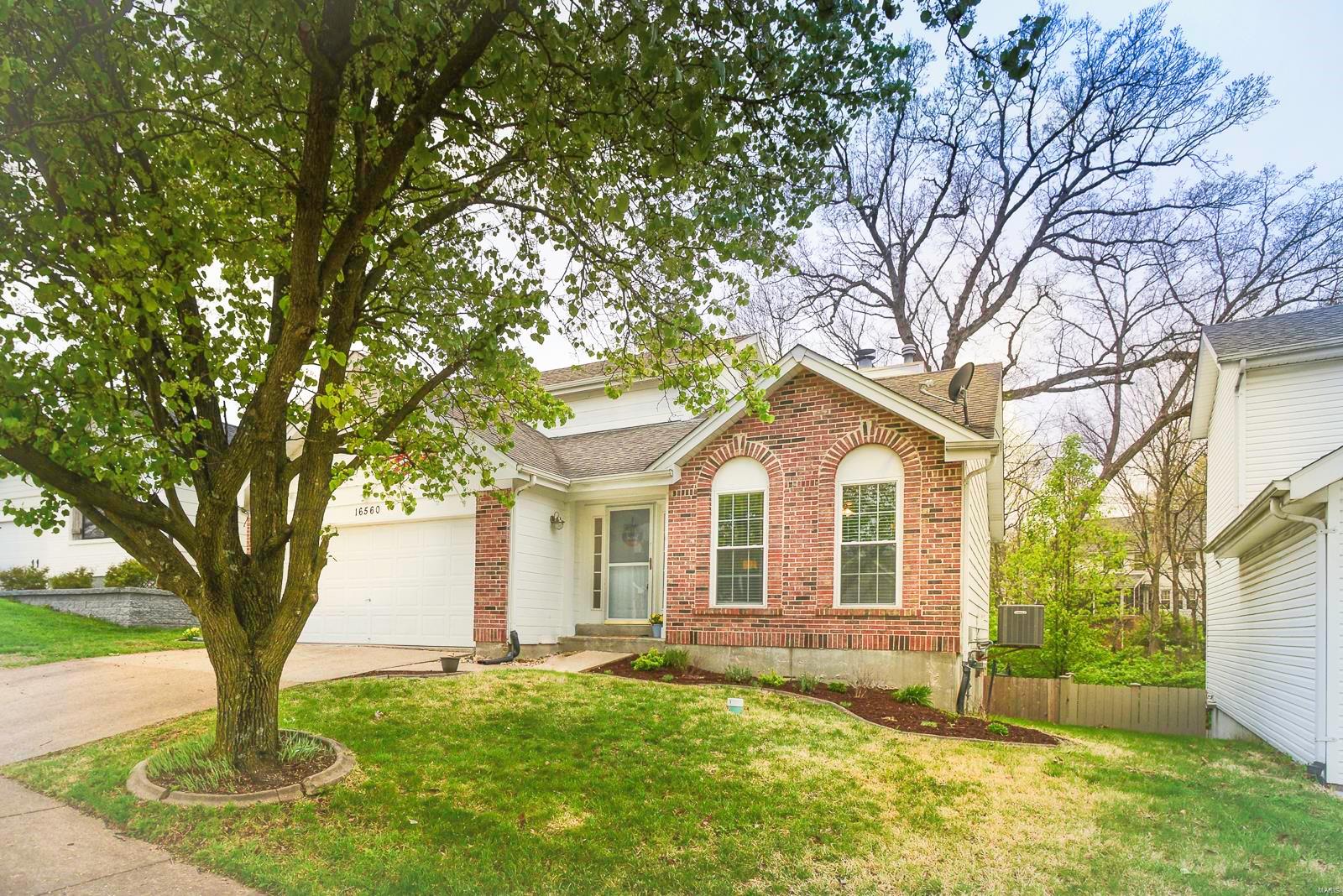 16560 Hunters Crossing Drive Property Photo 3