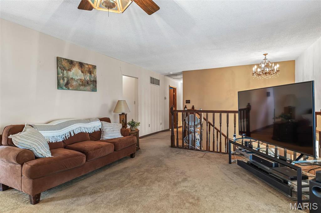 4918 Oakridge Drive Property Photo 3