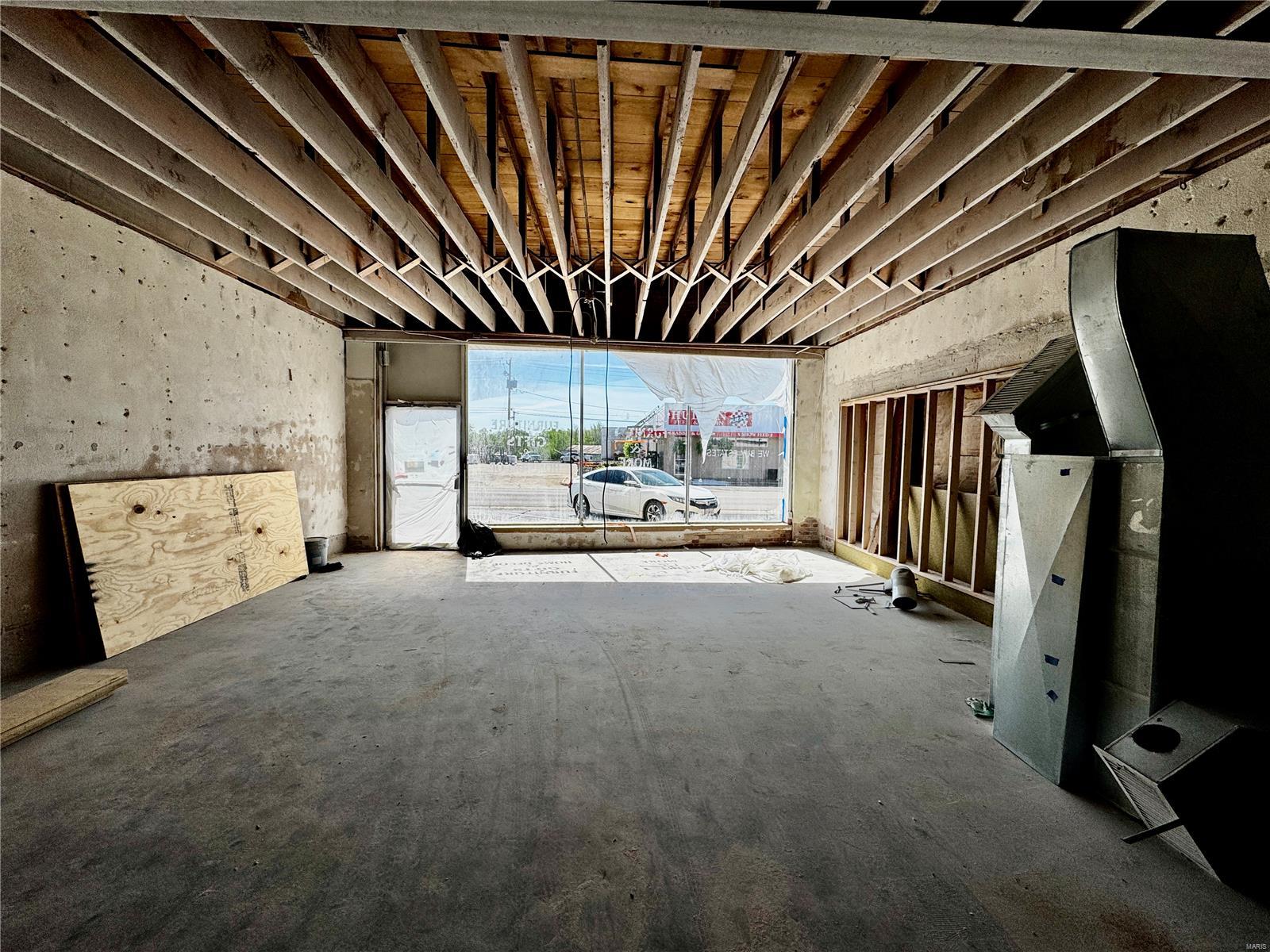 319 W Commercial Street Property Photo