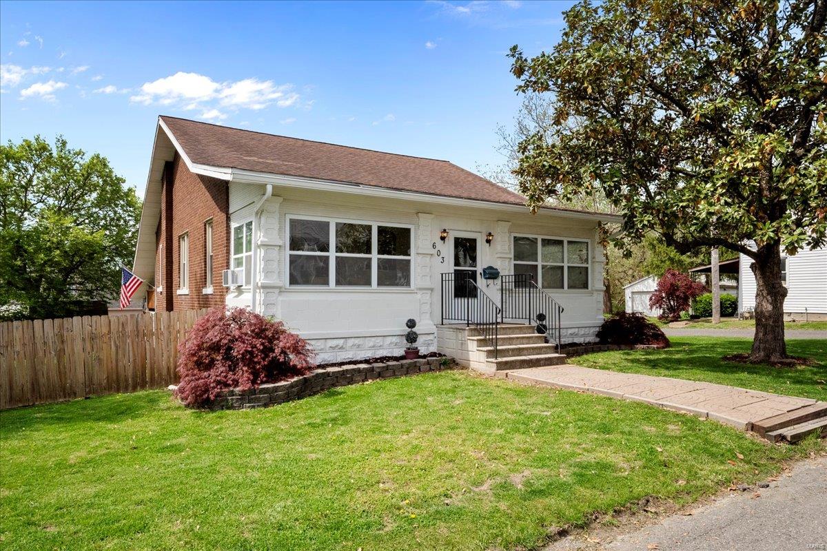 603 S Rapp Avenue Property Photo