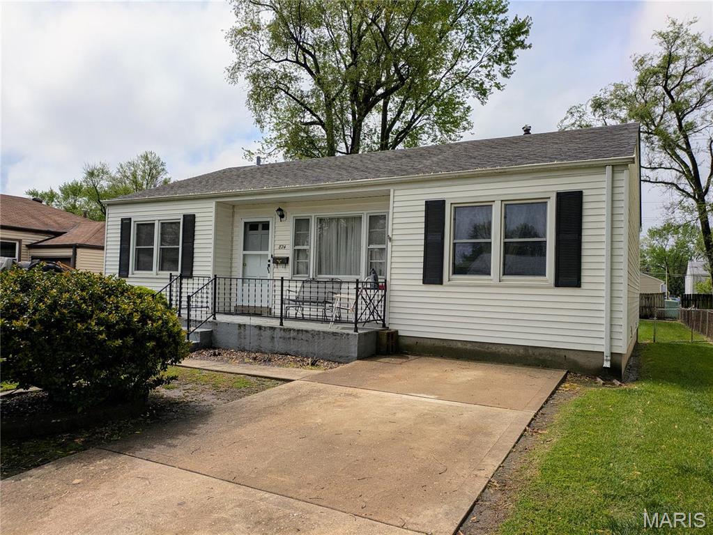 824 Loekes Drive Property Photo 1