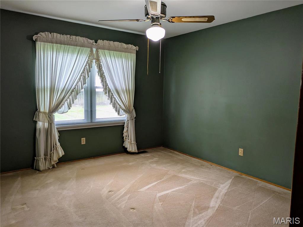 824 Loekes Drive Property Photo 5