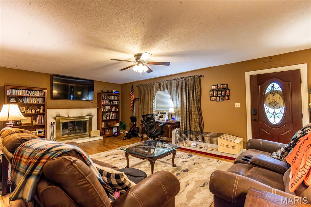 211 E Elm Property Photo 4