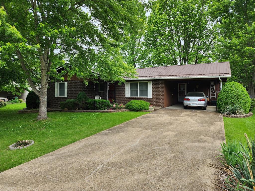 305 Comanche Dr. Property Photo 1