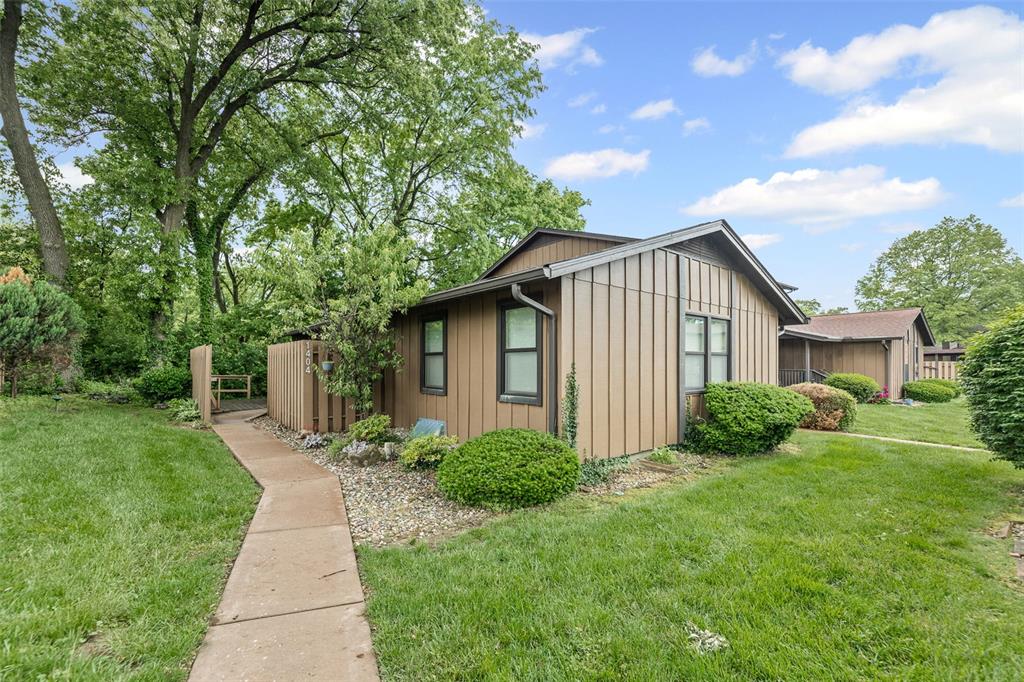 1404 Hampton Court Property Photo 1
