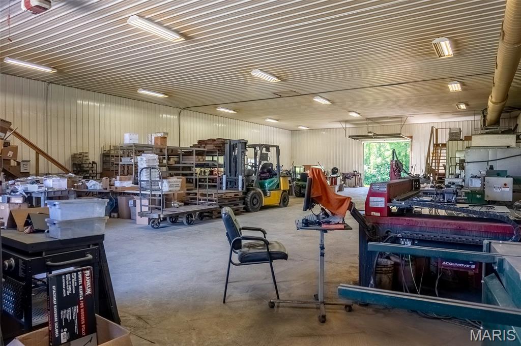 960 Highway B Property Photo 4