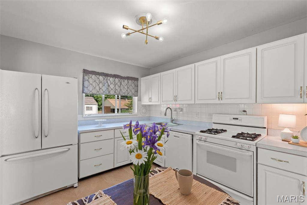 8225 Marvale Lane Property Photo 3