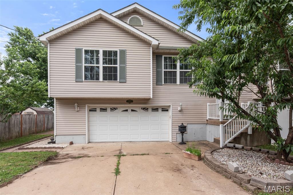 605 De Merville Avenue Property Photo 1