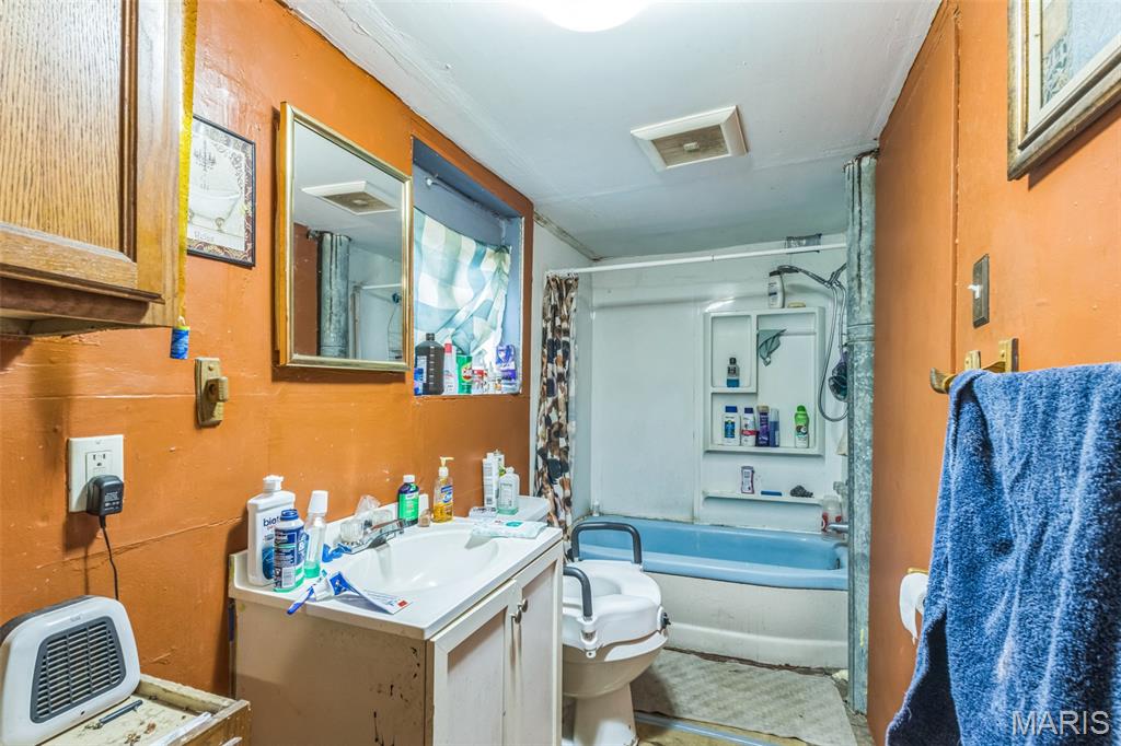 2416 Mary Street Property Photo 8