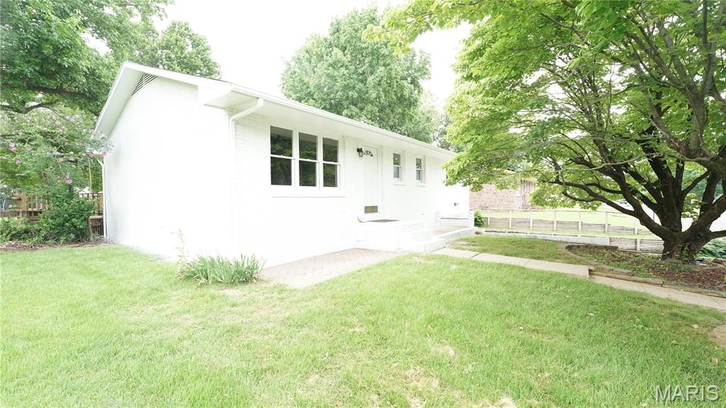 850 Cambridge Dr Property Photo 1