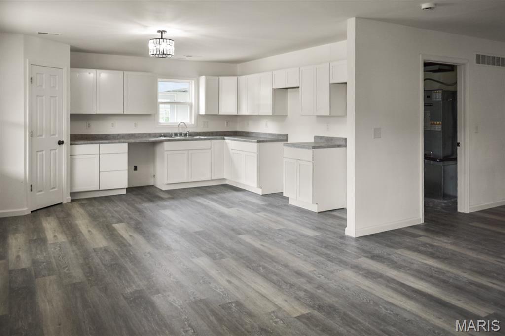 806 E Dover Street Property Photo 3