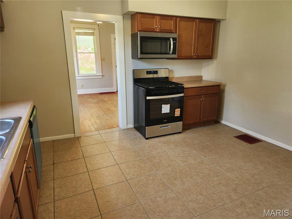 329 N Aurora Street Property Photo 13