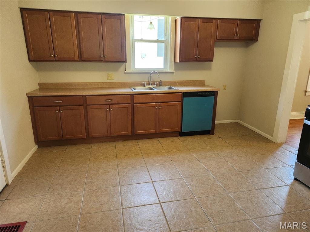 329 N Aurora Street Property Photo 14