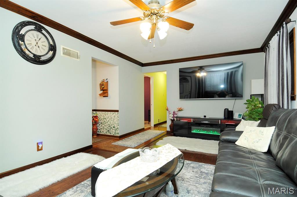 937 Regina Avenue Property Photo 3