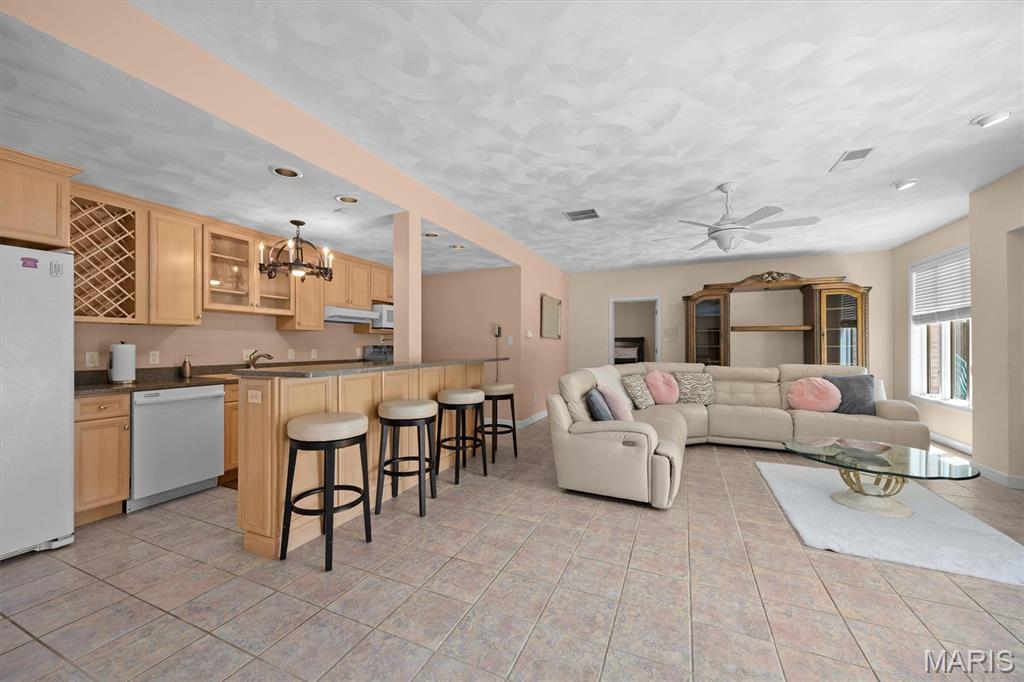 517 E Waters Edge Drive Property Photo 37