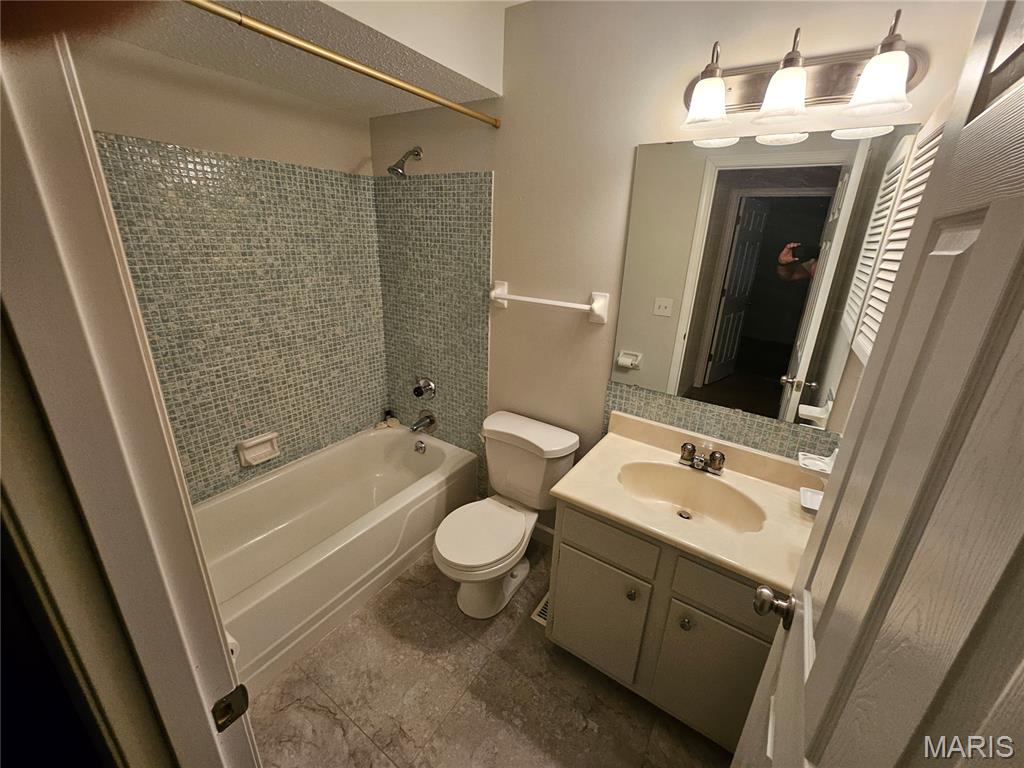 964 Claygate Court Property Photo 11
