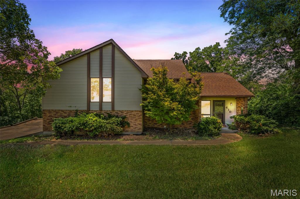 410 W Lueking Drive Property Photo