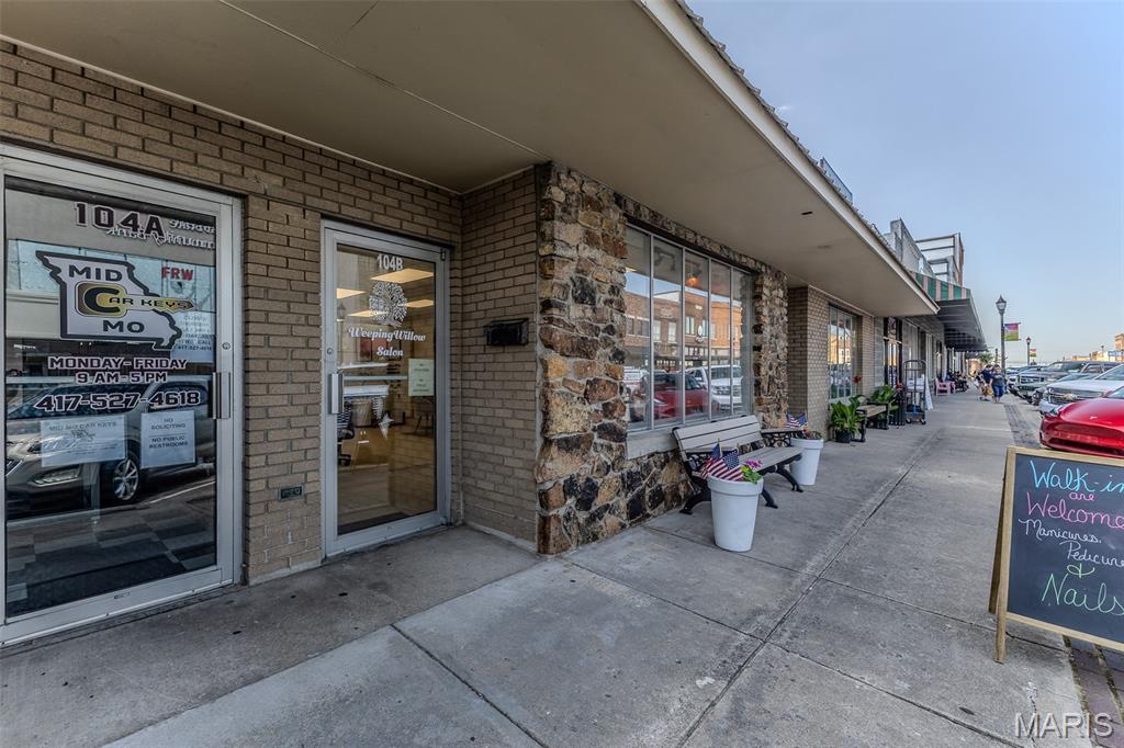 104 W Commercial Street Property Photo 4