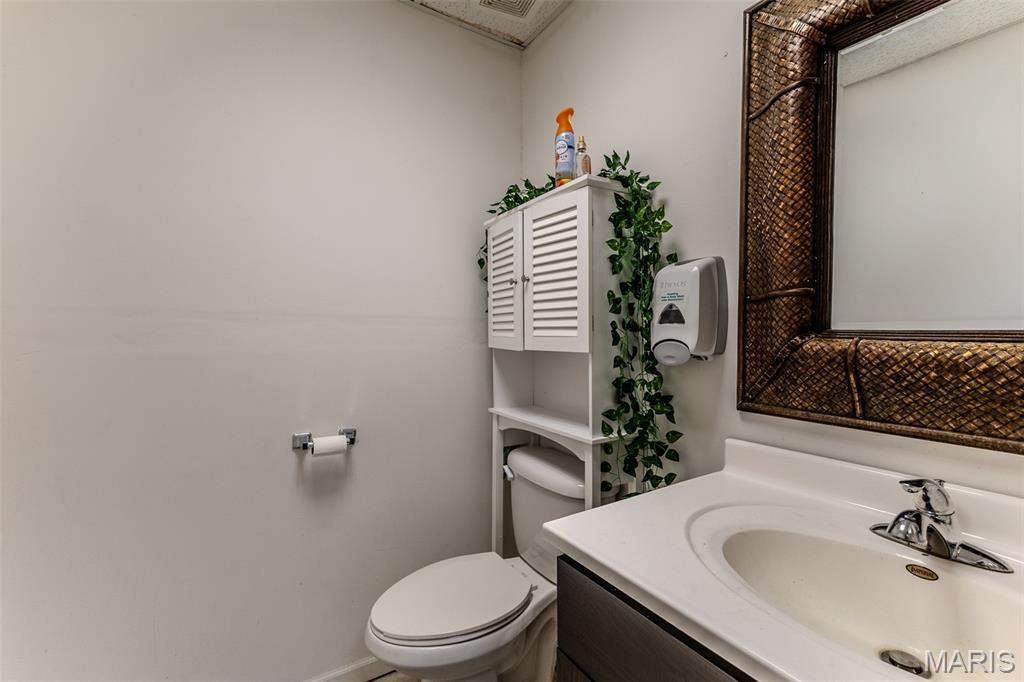 104 W Commercial Street Property Photo 10