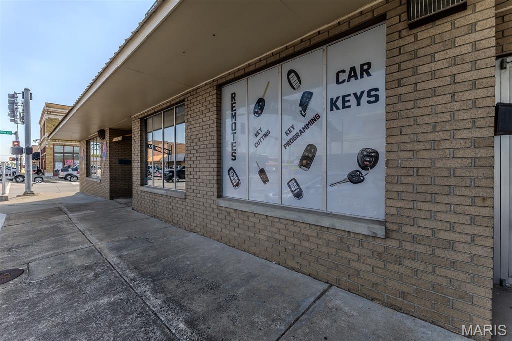 104 W Commercial Street Property Photo 16