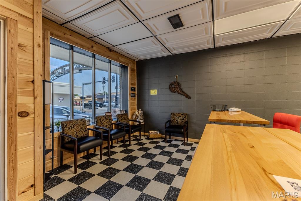 104 W Commercial Street Property Photo 18
