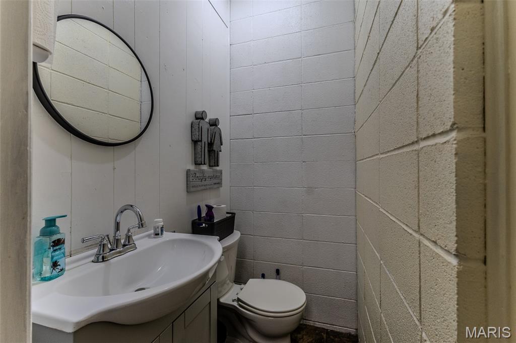 104 W Commercial Street Property Photo 22