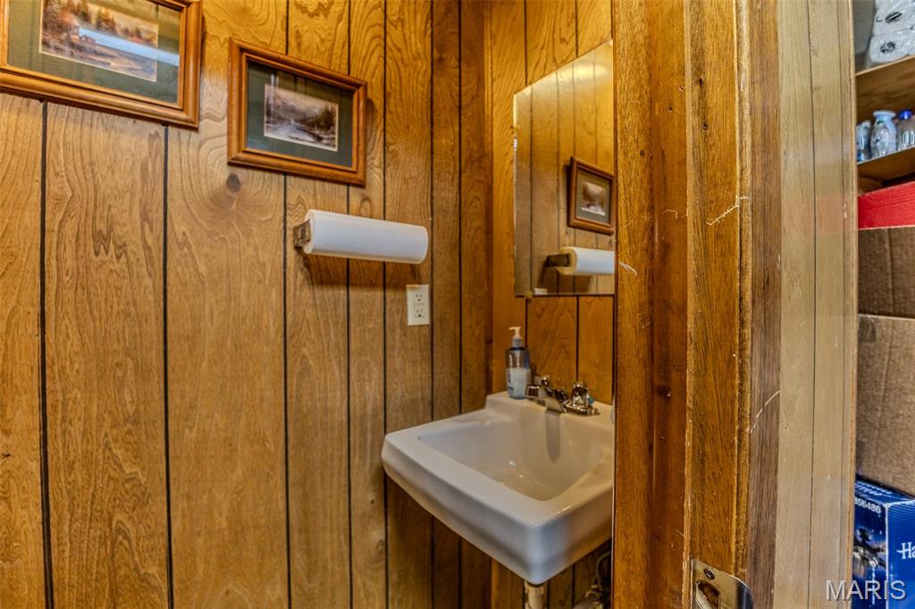 104 W Commercial Street Property Photo 29