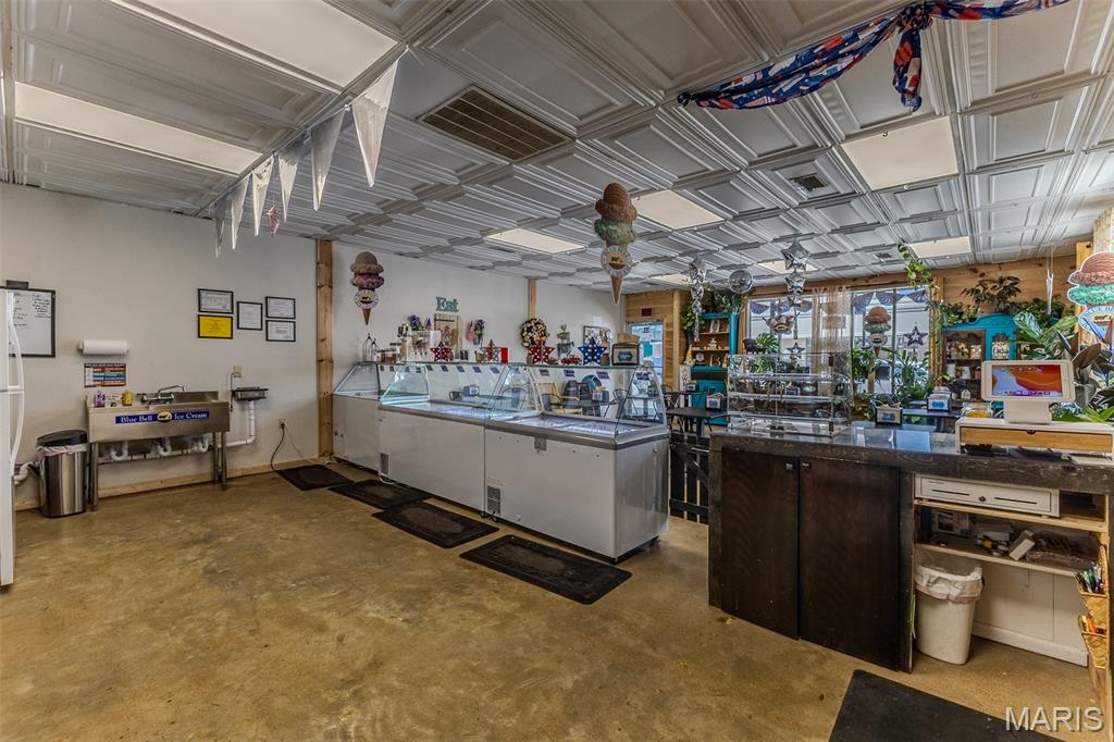 104 W Commercial Street Property Photo 34