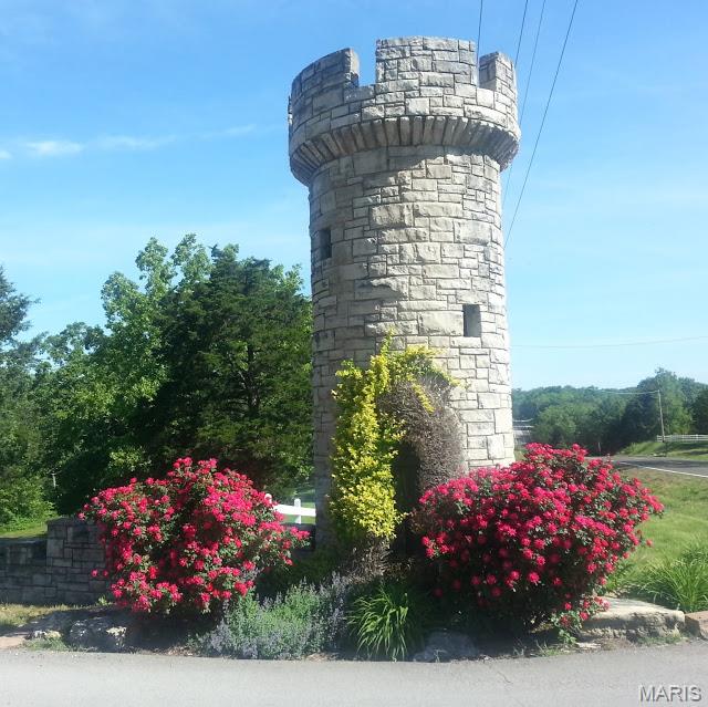 633 Easy Street Property Photo 1