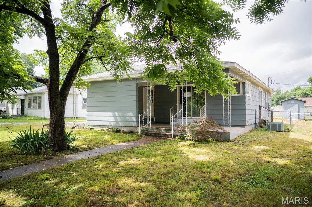 917 W 2nd Street Property Photo 1