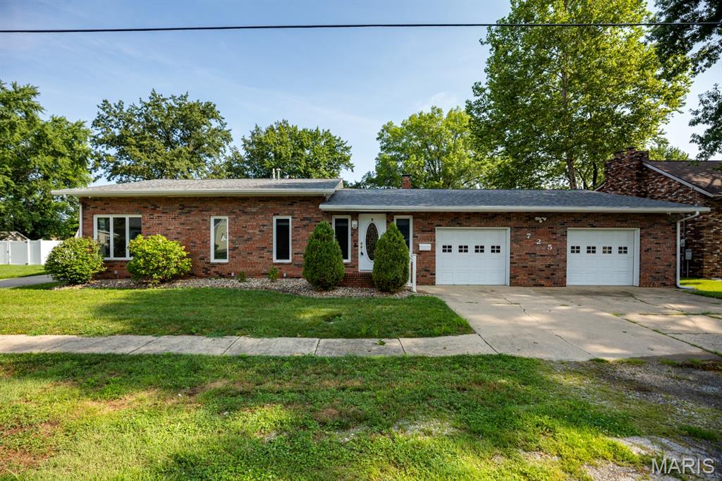725 W Mill Street Property Photo 1
