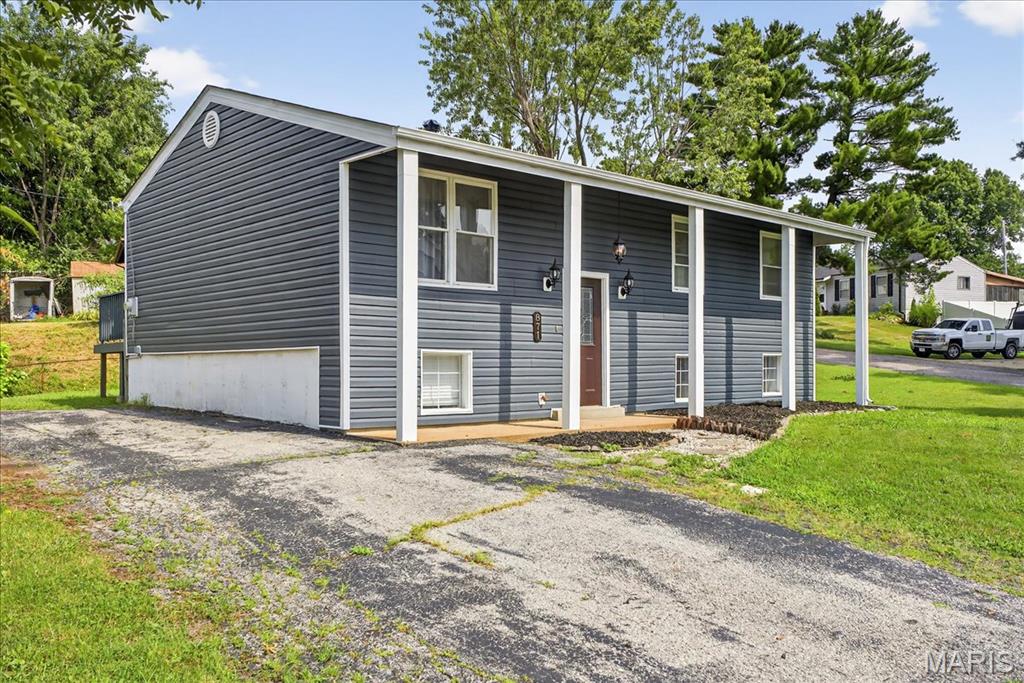 871 Alan Drive Property Photo 2