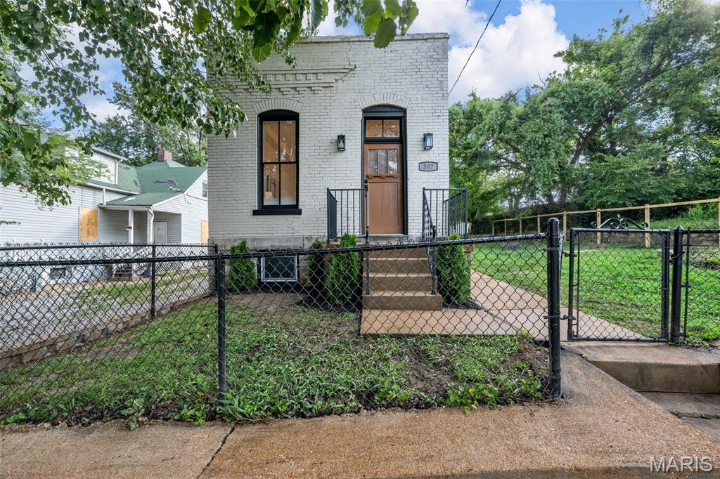 307 Goetz Avenue Property Photo 1